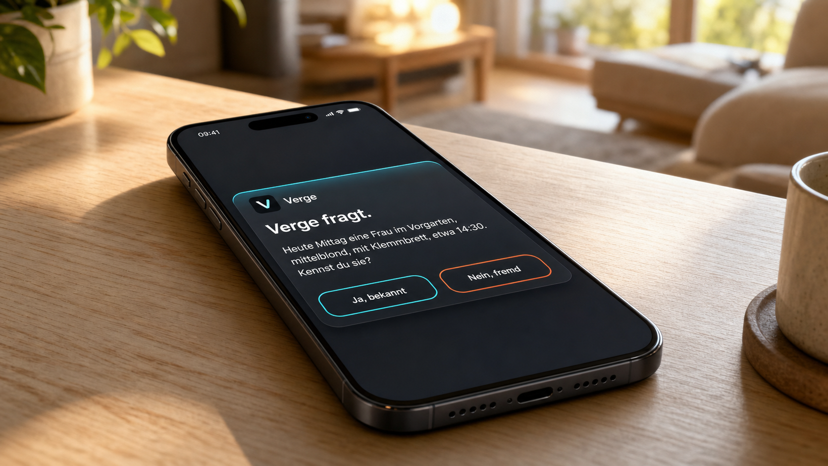 Smartphone auf Holztisch im Morgenlicht, Cernexa-Push-Frage: „Heute Mittag eine Frau im Vorgarten, mittelblond, mit Klemmbrett, etwa 14:30. Kennst du sie?